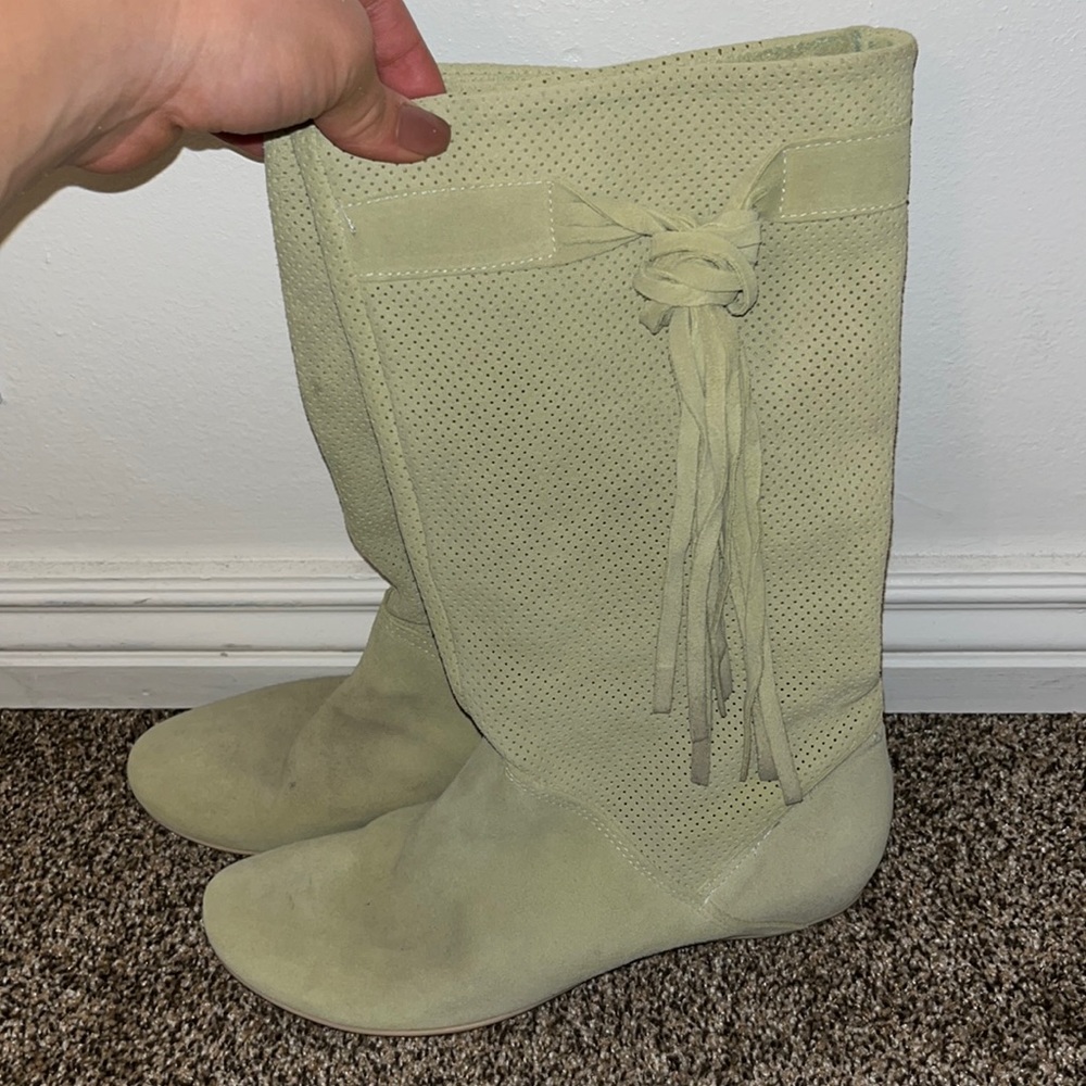 Suede boots with tassels